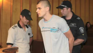 Нападателят с нож от автобус 83 остава в ареста