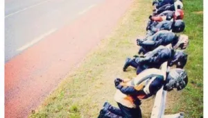 Мотористи се снимат на опасните мантинели в знак на протест