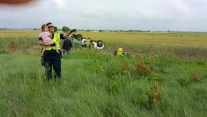 Полицай, успокояващ малко дете, трогна интернет 
