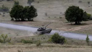 Колони с военна техника тръгват по 