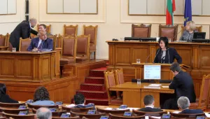 Корнелия Нинова в сблъсък с Бойко Борисов за новия дълг