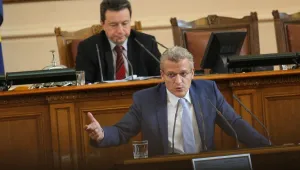 Разпитват здравния министър в оставка заради бартера на ваксини с Турция