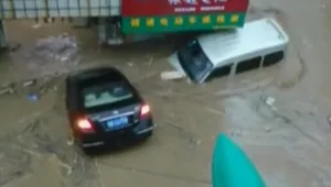 Внезапни порои пометоха колите в китайски град (ВИДЕО)