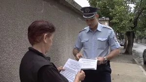 Лепят стикери срещу телефонните измами в Сливен
