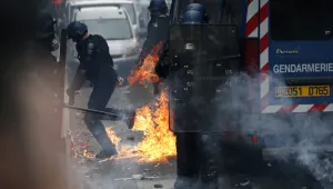 Бой с полицията в Париж с десетки ранени и арестувани (ВИДЕО)