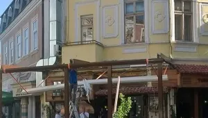 Незаконна тента върху паметник на културата ядоса варненци