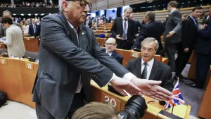 Враждебно посрещане на Найджъл Фараж в европарламента (ВИДЕО)