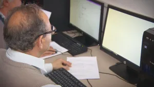 Пенсионери отново застават зад учебния чин