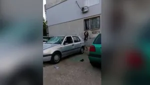 Мъж изпотроши с брадва колата на доведения си баща в Русе (ВИДЕО)