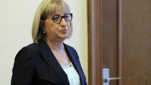 Цецка Цачева няма да подава оставка, докато Бойко Борисов не я поиска 