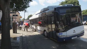 Бургаски тролейбус пропадна в дупка