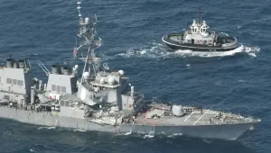 Седмина американски моряци са в неизвестност след удар на военен кораб с търговски