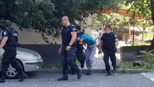 Бургазлия 20 часа държа като заложници сина си и майка си