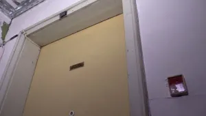 Защо млад мъж държа като заложници своята майка и 3-годишния си син?