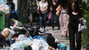 Гръцките работници по чистотата спряха да стачкуват и вече събират планините от смет