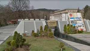 Дете пострада при падане от мемориала в Перник