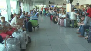 Забавени пътници на летището в Бургас окупираха офиса на превозвача