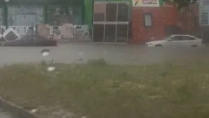 Проливен дъжд наводни улиците в Стара Загора (ВИДЕО)