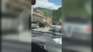 Двама пострадаха при катастрофа с камион, превозващ дърва (ВИДЕО)