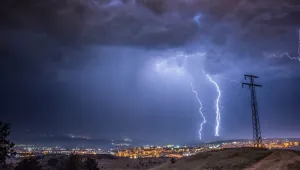 Жълт код за бури и градушки в Западна България