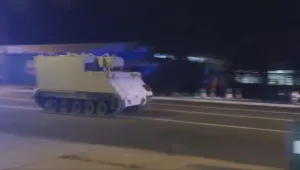 Военен с БТР се гони с полицията в американски град (ВИДЕО)
