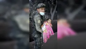 Спасиха бебе сред руините от изригналия вулкан в Гватемала
