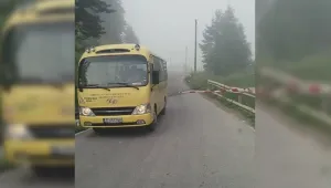 Училищен автобус минава при спусната бариера. Защо?