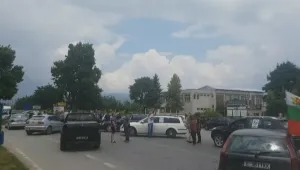 Протест срещу скъпите горива затвори път за Гърция