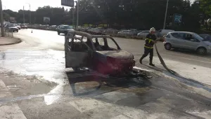Автомобил се запали на метри от бензиностанция в София (ВИДЕО)