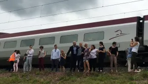 Евродепутати и чиновници от ЕС бяха блокирани с часове във влака за Страсбург