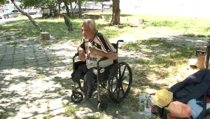 Инвалид без крака живее сам под открито небе във Варна