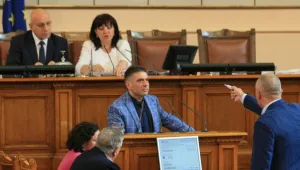 ГЕРБ и БСП провалиха със скандал парламентарното заседание