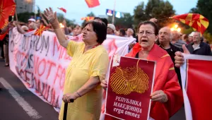 Македония и Гърция вървят към договор на фона на мощни протести
