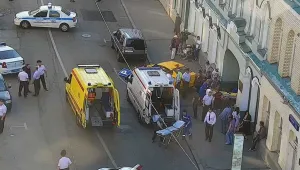 Такси се вряза в пешеходци и рани осем души в Москва