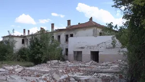 Събарят старо училище в Новозагорско, не казват на местните защо