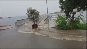 Пороен дъжд превърна крайбрежната улица в Ахтопол в река