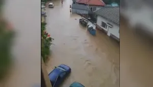 Порой в Троян превърна улиците в реки (ВИДЕО)