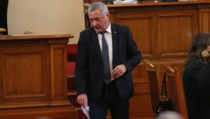 ДПС напуснаха пленарна зала заради Валери Симеонов