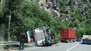 Катастрофа затруднява движението по пътя Велинград-Варвара