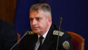 Началникът на отбраната заминава за Париж за срещата на Макрон за Украйна