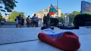 Група пловдивчани протестираха със стари чорапи пред градската прокуратура