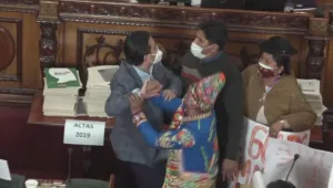 Юмручни схватки в парламента на Боливия (ВИДЕО)