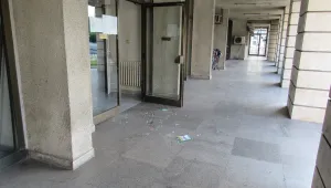 Екшън в Русе: Мъж счупи стъкло в полицията и размаха нож в центъра на града