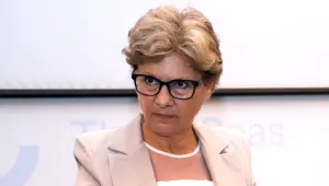 Комитова към Строителната камара: Очевидно някои фирми са се чувствали сигурни при друг министър