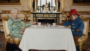 Британската кралица пи чай с… мечока Падингтън (СНИМКИ и ВИДЕО)