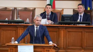 Костадинов нарече протестиращите „фашистка измет“, последва скандал в залата
