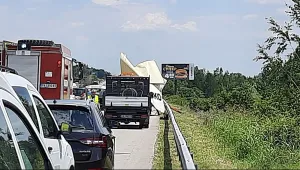 Мъж загина, след като камион удари буса му в аварийна лента на АМ „Тракия“