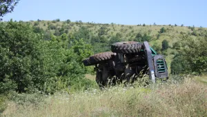 Камион се обърна край Благоевград, жена пострада