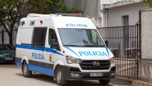 15 полицаи са били ранени при акция в лагер на муджахидините в Албания