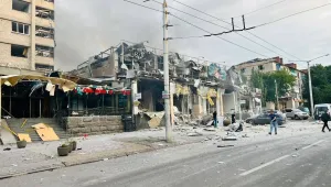Две жертви и десетки ранени след удар в Краматорск